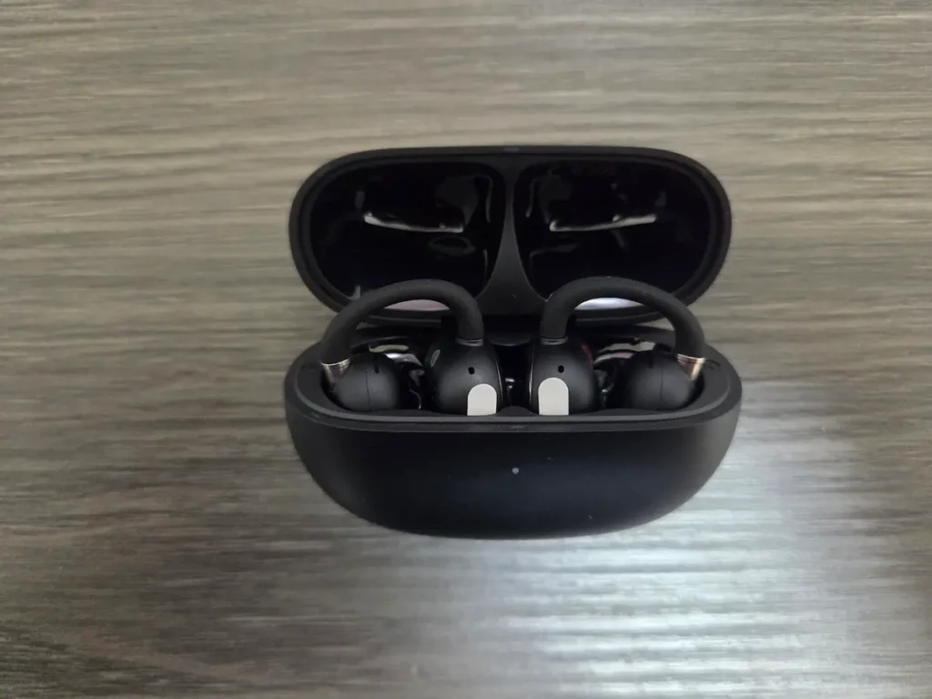 EarFun Clip 2の充電ケースを開けた状態