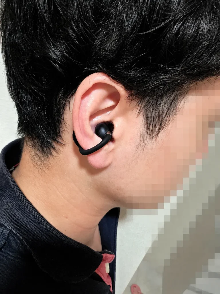 EarFun Clip 2を装着した様子（別アングル）