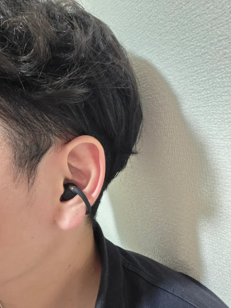 EarFun Clip 2を耳に装着した様子（側面）