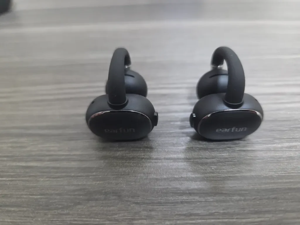 EarFun Clip 2のイヤーフック部分の側面